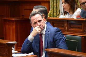 El periodista teldense Gaumet Florido leyó este jueves en el Pleno municipal el Manifiesto Institucional por el Día Internacional de las Mujeres (Foto TA y Francisco J. Santana)